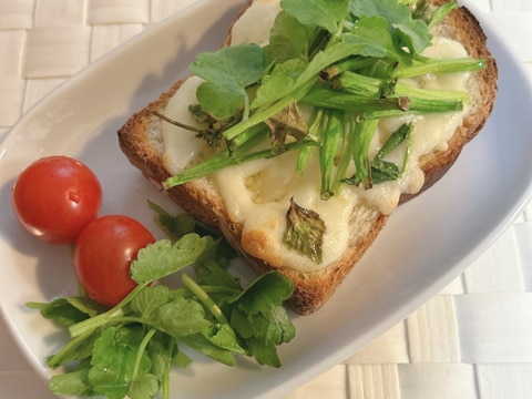 米粉入りパンにせりと国産チーズ